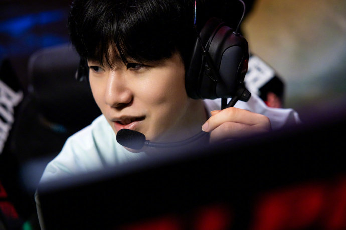 强侧无球冲 强侧无球冲